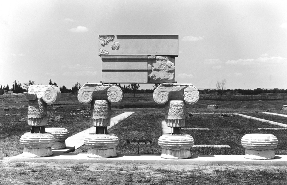 Abgüsse (Beton) einzelner Bauteile des ionischen Tempels von Metapont – Italien, 1997